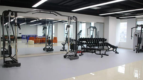 為了提升員工體驗(yàn)？這家公司竟然把報(bào)告廳拆了......